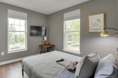 Ένα ή περισσότερα κρεβάτια σε δωμάτιο στο Work From Home Stylish Apartment in Cheverly!