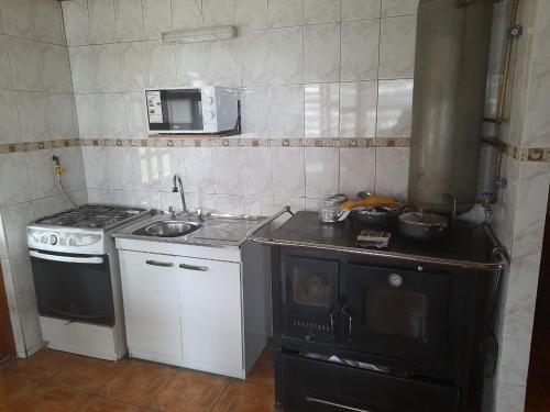 Una cocina o cocineta en cabaña milita
