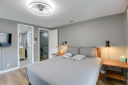 Ένα ή περισσότερα κρεβάτια σε δωμάτιο στο 1 Mi to Metro Stop WFH-Friendly Hub in Cheverly