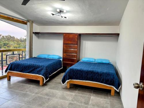 Giường trong phòng chung tại Espectacular casa con jardín y alberca privada