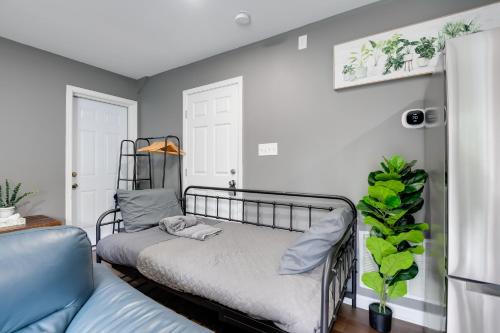 Ένα ή περισσότερα κρεβάτια σε δωμάτιο στο Near Hospitals and Metro Access Studio in Cheverly