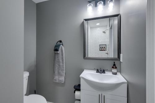 Ένα μπάνιο στο Near Hospitals and Metro Access Studio in Cheverly