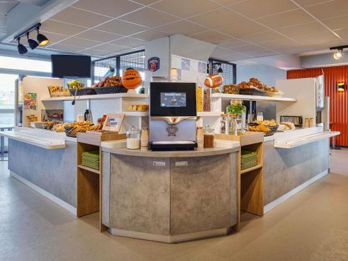 Comida en o cerca de este hotel