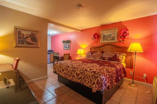 Ένα ή περισσότερα κρεβάτια σε δωμάτιο στο Los Banos Motel