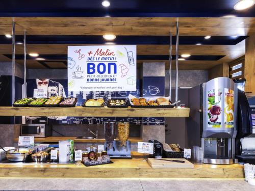 panadería con barra con pan y bollería en Hotel ibis Budget Laval, en Bonchamp-lès-Laval