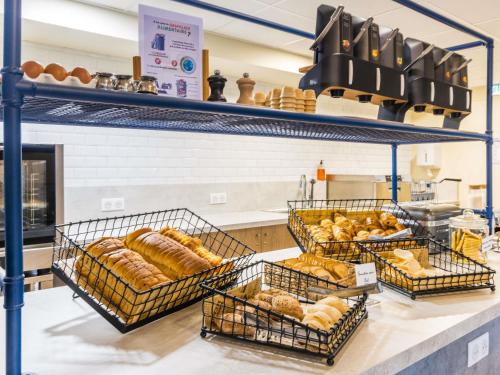 een bakkerij met manden met gebak op een toonbank bij Hotel ibis budget Chatillon Paris Ouest in Châtillon