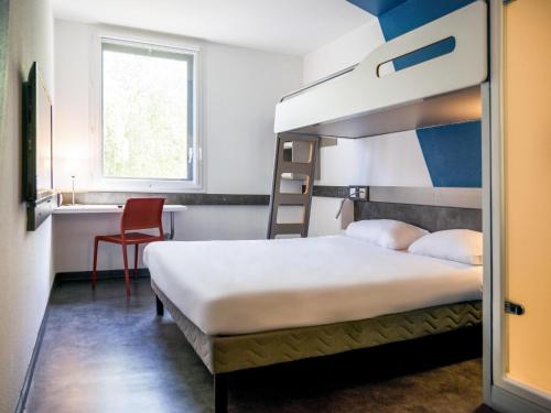 เตียงในห้องที่ Ibis Budget Archamps Porte de Genève