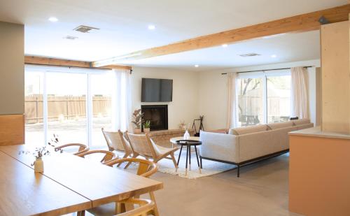 TV a/nebo společenská místnost v ubytování Sonoran Peach House - Lux Kitchen Mt View Flex Rm