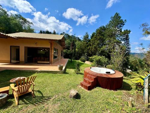 a garden with a jacuzzi in the yard at Casa com Jacuzzi e Área Gourmet em Mury in Nova Friburgo