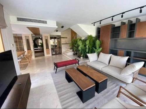 un soggiorno con un divano e un tavolo di Abu yousef chalet a Irbid