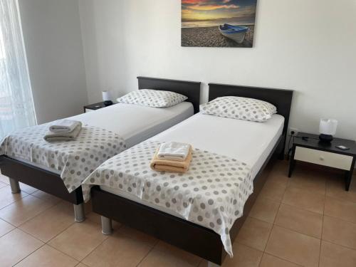Apartments with parking space Vantacici, Krk - 5566