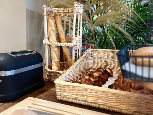 Una cesta de pan y pasteles sobre una mesa en Ibis Budget Saint-Martin-de-Crau Porte de Camargue, en Saint-Martin-de-Crau