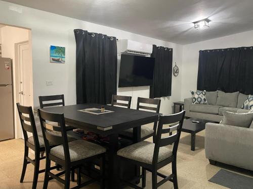 TV a/nebo společenská místnost v ubytování Lane Oceanview Villa