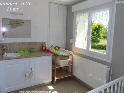 Un baño pequeño con lavabo y ventana. en Charmant Gîte 4* dans un Hameau Paisible des Vosges - FR-1-583-388, en Fougerolles