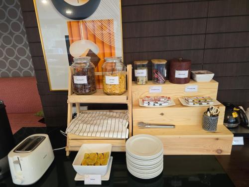 een plank met potten voedsel en borden erop bij Boss Suites Nana Hotel in Bangkok