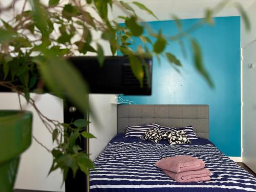 un dormitorio con una cama con una pared azul en Bel appartement à Paris, en París