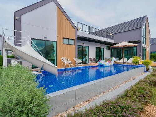 Bazén v ubytování The Family at Khaoyai nebo v jeho okolí