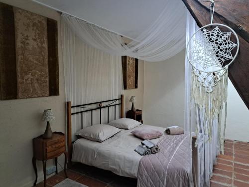 a bedroom with a bed with a net at Gite Elin in Ronnet