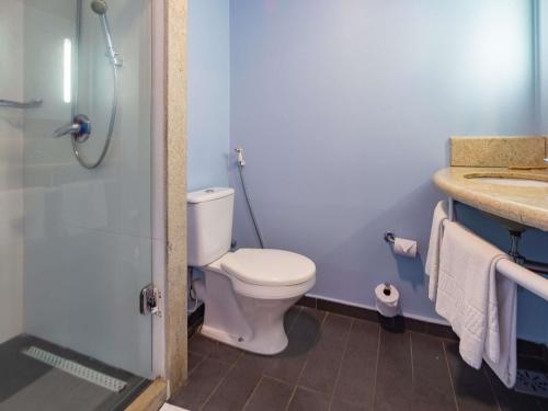 Un baño con inodoro, ducha y lavabo. en ibis Manaus Aeroporto, en Manaus