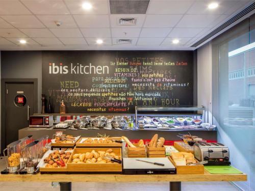 eine Bäckerei mit einem Schild an der Wand, auf dem Brot abgebildet ist in der Unterkunft Ibis Istanbul West in Istanbul