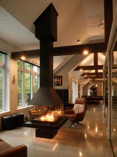 a living room with a fireplace in the middle at Escapade bien-être, en Estrie in Shefford