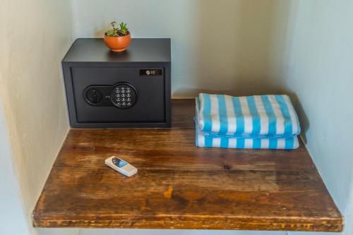 a microwave sitting on top of a wooden table at Il Gatto Rosso in San Agustinillo