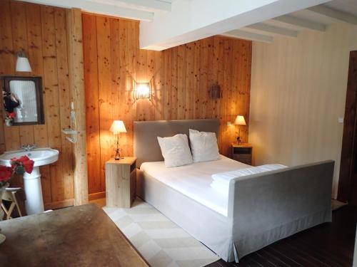 Fontiers-CabardèsにあるBeautiful 17th century character residenceのベッドルーム(白いベッド1台、シンク付)