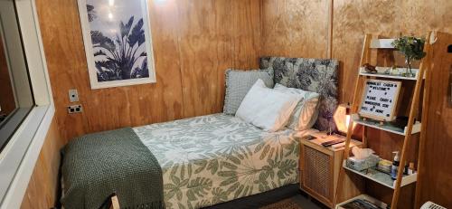 Ένα ή περισσότερα κρεβάτια σε δωμάτιο στο Minimalist Cabin Solo Traveller