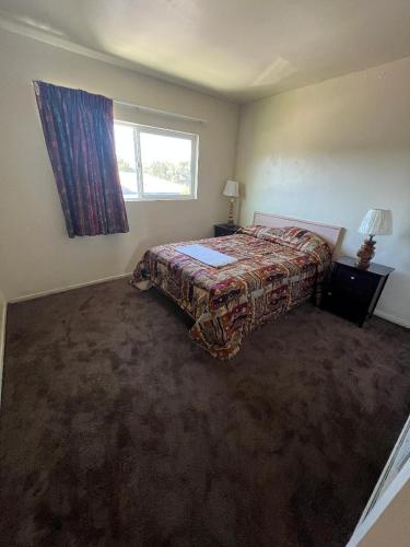 a bedroom with a bed and a window at York Motel in Los Angeles