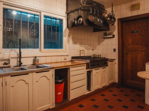 una cocina con fregadero y estufa en TEROTERO Lake Hostel - Habitación Nahuel 2, en San Carlos de Bariloche