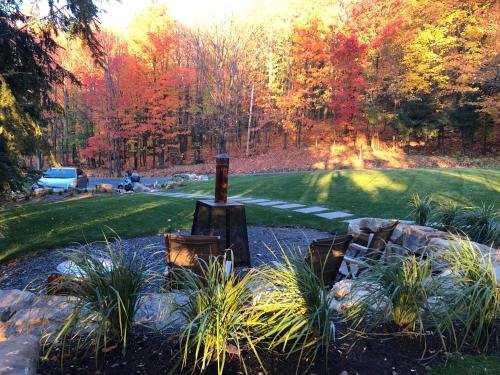 a garden with a fire pit in the middle of a yard at Escapade bien-être, en Estrie in Shefford
