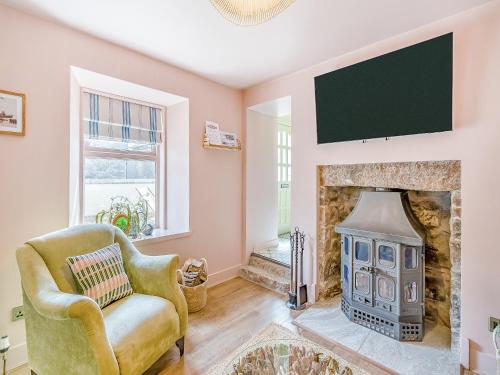 Una sala de estar con chimenea y un televisor encima. en Coast Away, en Fraserburgh