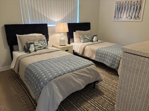 une chambre avec deux lits et une lampe dans l'établissement Dock Holiday, à Sanibel