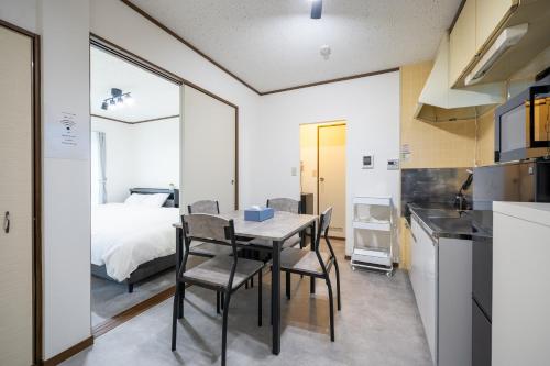 une cuisine et une salle à manger avec une table et un lit dans l'établissement Vacation Inn Haneda 1, à Tokyo