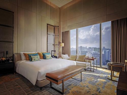 Giường trong phòng chung tại Sofitel Singapore City Centre