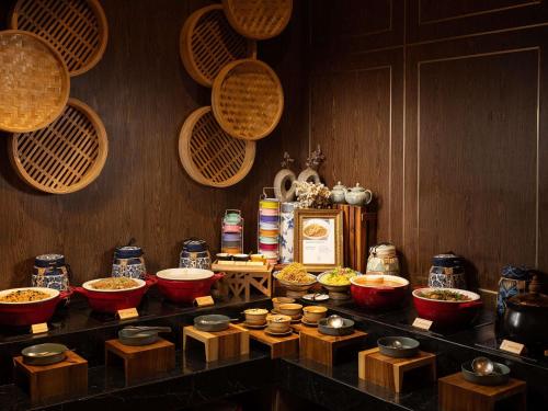 um grupo de tigelas de comida num balcão em Avista Grande Phuket Karon - MGallery em Praia de Karon