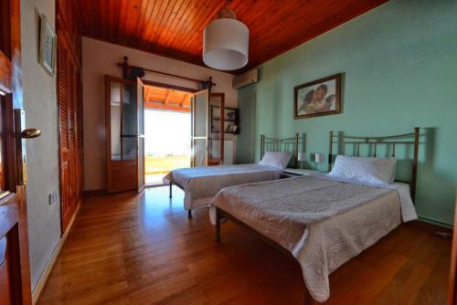 a bedroom with two beds in a room at Villa Pergola in Pyrgi