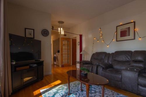 a living room with a couch and a table at Maison cosy - 6p - Proche de Centropolis & Carrefour Laval in Laval