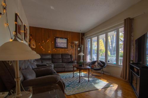 a living room with a couch and a table at Maison cosy - 6p - Proche de Centropolis & Carrefour Laval in Laval
