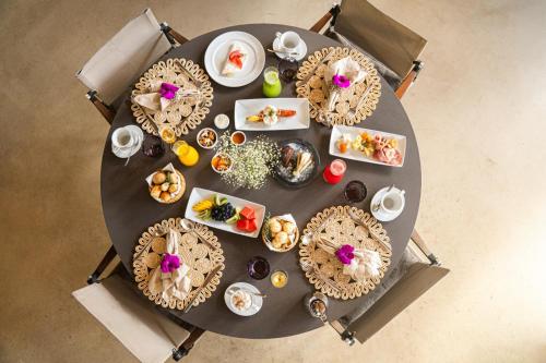 Ein Tisch mit einem Haufen Essen drauf. in der Unterkunft Campo Bahia Hotel Villas Spa in Santo André