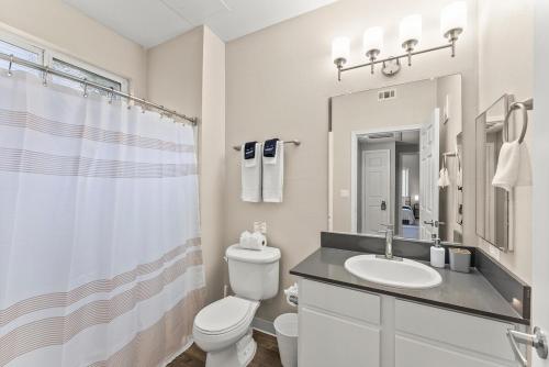 Ένα μπάνιο στο Luxury King Suite by the Lake - Entire Place