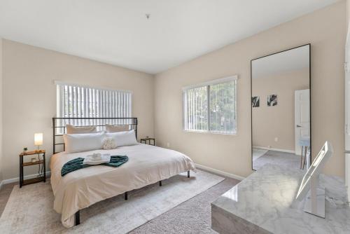 Ένα ή περισσότερα κρεβάτια σε δωμάτιο στο Luxury King Suite by the Lake - Entire Place