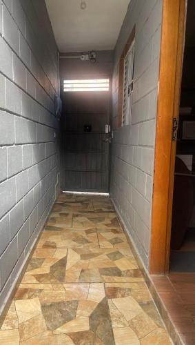 Un pasillo vacío con suelo de baldosas en un baño. en Quarto Próximo 15min perto Aeroporto Guarulhos, en Guarulhos