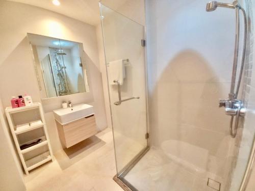 ein Badezimmer mit Dusche und Waschbecken in der Unterkunft Amazing Apartment in Diamond Resort, Bang Tao Beach in Strand Bang Tao