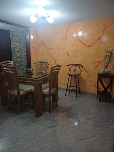 una sala da pranzo con tavolo e sedie in legno di El Palmar a Palmira