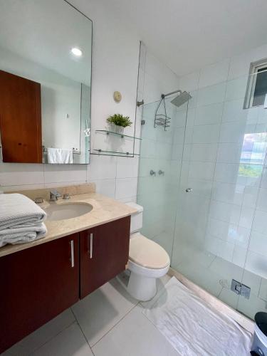 Ένα μπάνιο στο Apartamento en Cartagena cerca al hotel las Américas