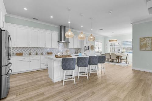 Dapur atau dapur kecil di Gorgeous 6 Bedroom New Build 261 Carolina Ave- Heated Pool home