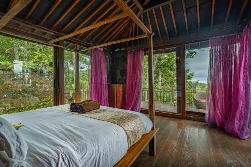 Un dormitorio con una cama con una bolsa. en Alassari Plantation, en Selemadeg