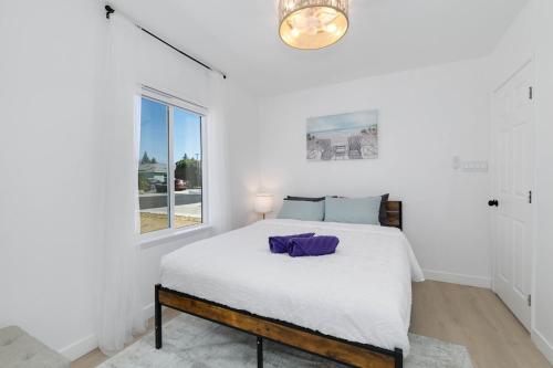 オンタリオにあるConvenient 3BR Remodel 10 Mins to ONT Airportの大きなベッドと窓のある白い寝室