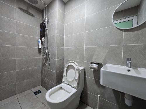 ein Badezimmer mit Toilette und Waschbecken in der Unterkunft ICC Premium Executive Suite - Ipoh in Ipoh